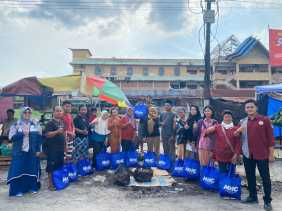 Ikatan Mahasiswa Kota Dumai Pekanbaru (IMKD-P) Menyalurkan hasil  aksi galang dana untuk korban kebakaran pasar Pulau Payung Kota Dumai