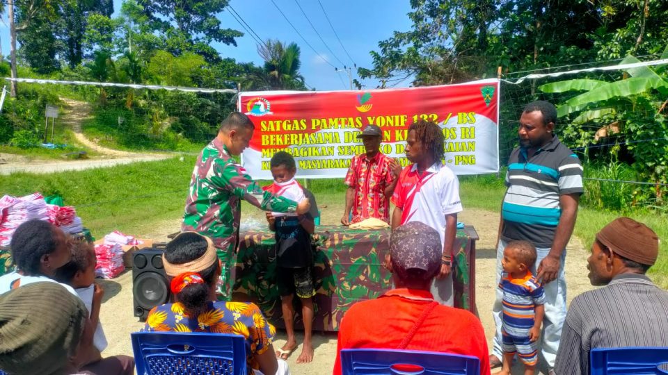 Prajurit Jaladara Satgas Yonif 132/BS Menyalurkan Bantuan Sembako Dan Baju Dari Kemensos RI Kepada Masyarakat Perbatasan Papua.