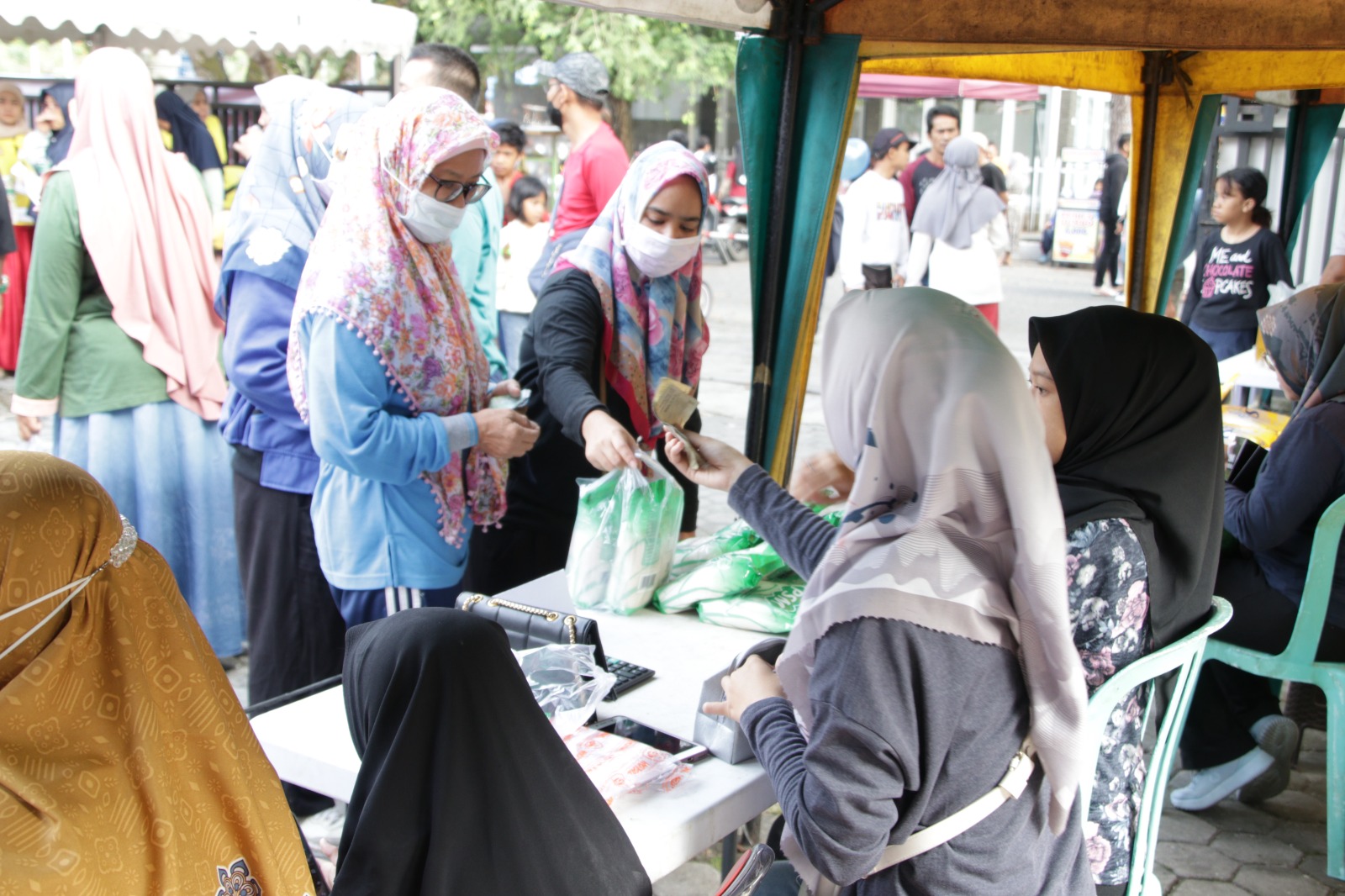 Gerai Pangan Murah Disketapang Diserbu Warga