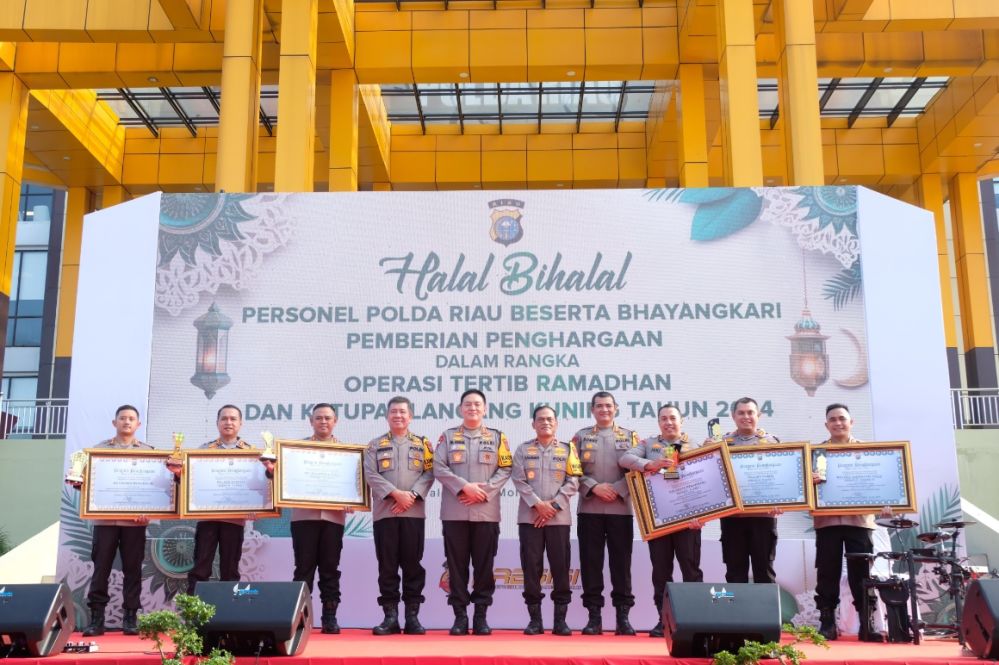 Halal Bihalal Polda Riau, 6 Kapolres Dapat Penghargaan Terbaik  Raden Heru  Senin, 22 April 2024 | 21:11:47 WIB  31