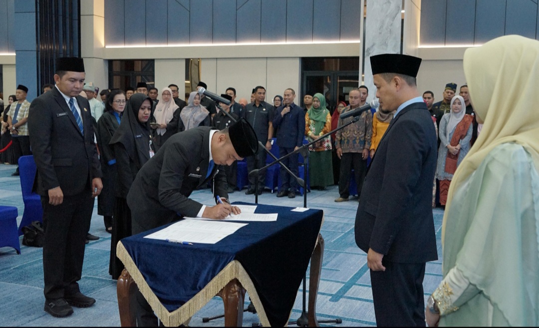 Wako Pekanbaru Lantik Kadis LHK dan Bapenda Serta 19 Pejabat Lainnya