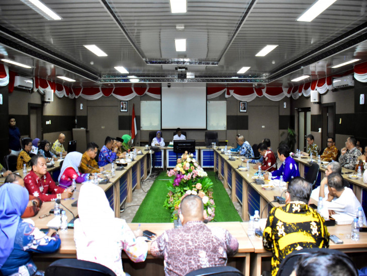 Pimpin Rapat Staf, Bupati Kampar Tegaskan Semua Program Strategis Berjalan Dengan Lancar