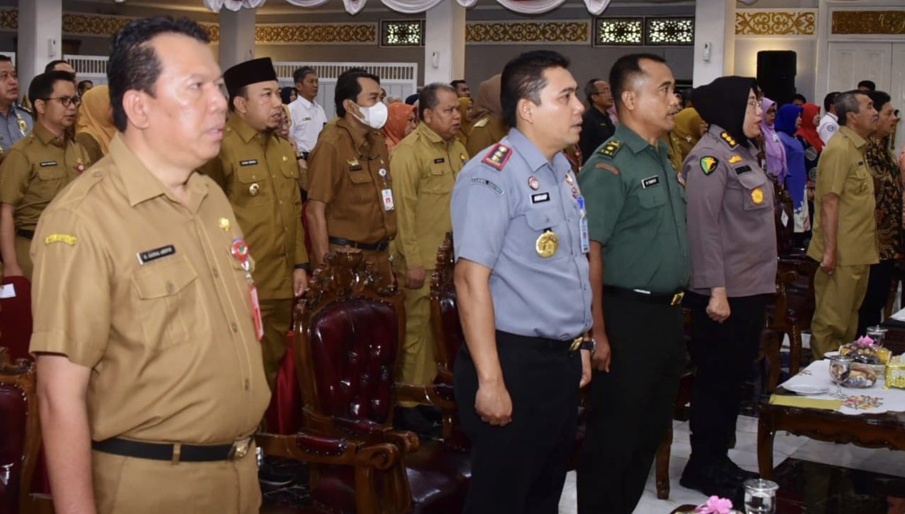 Gubri Terima Penghargaan UHC dari BPJS Kesehatan, Bupati Kasmarni Ucapkan Selamat