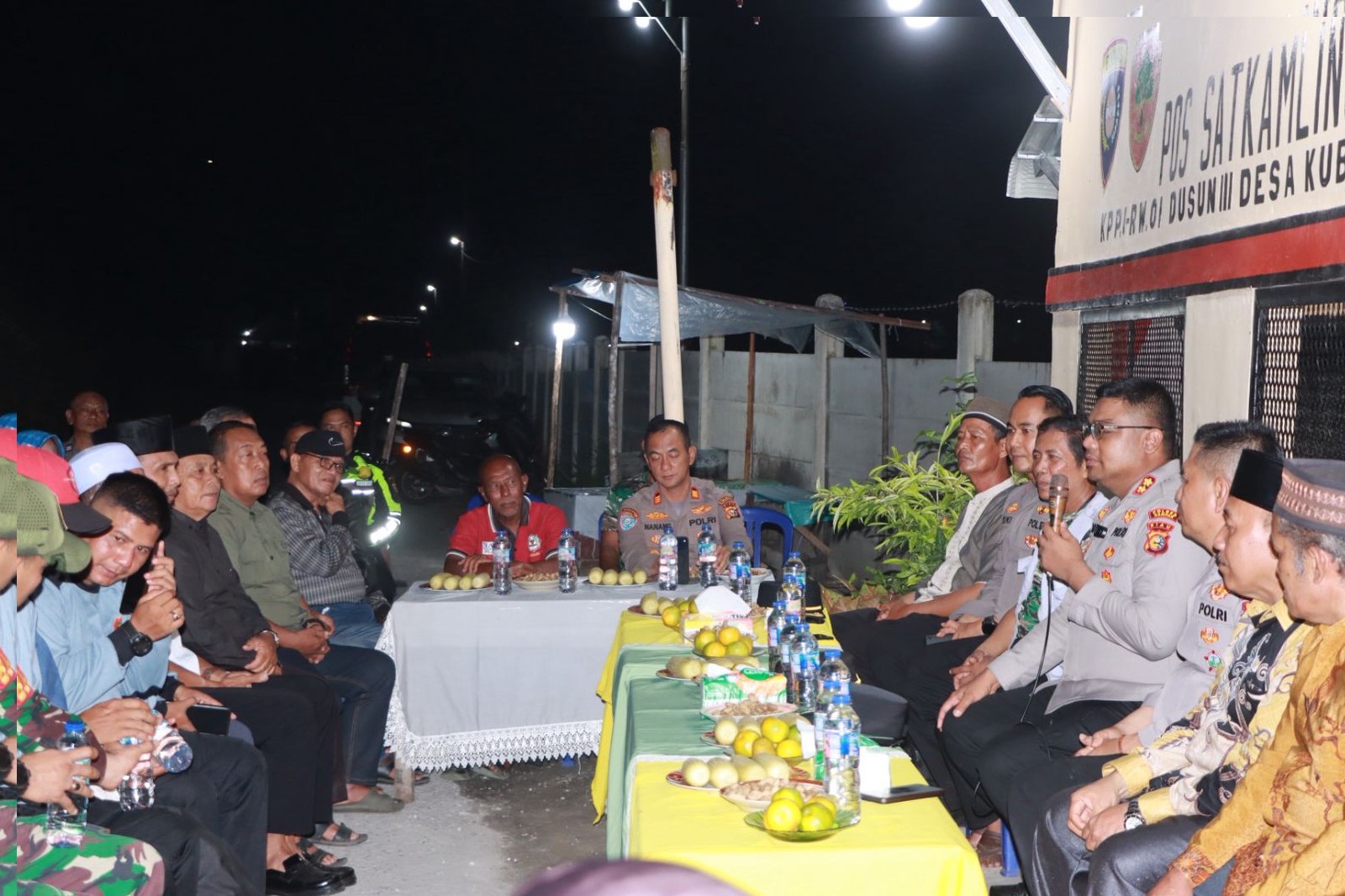 Kapolres Kampar Sempatkan Sambang Warga, Beri Bantuan Dan Bibit Pohon Untuk Pos Satkamling