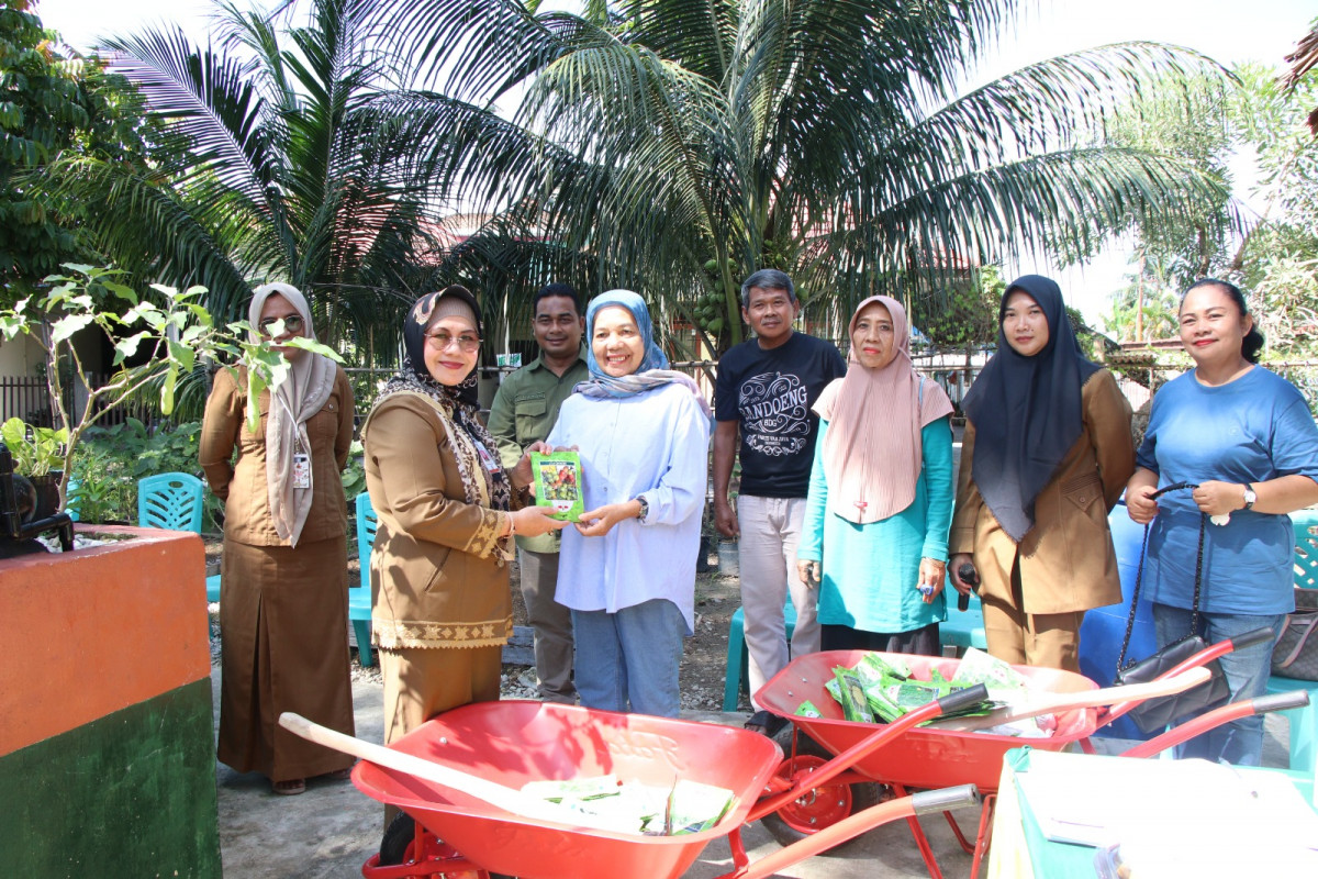 Disketapang Pekanbaru Salurkan Program P2L di KWT Mutiara dan KWT Harapan Keluarga