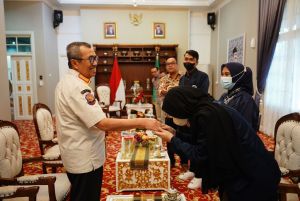 Gubernur Syamsuar Bangga Anak Riau Diterima Magang di Thailand dan Filipina