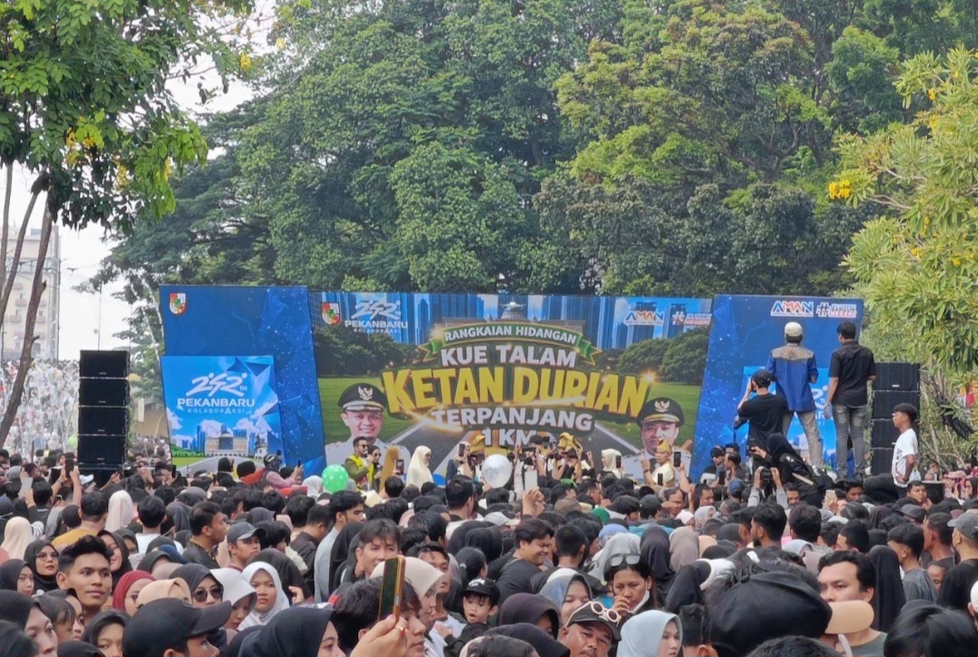 MURI Nobatkan Sajian Ketan Talam Durian di Pekanbaru Terpanjang di Dunia