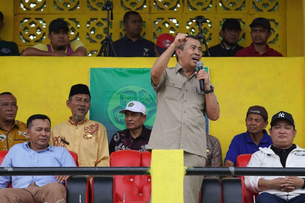 Ini Momen Gubri Syamsuar Nonton Turnamen Sepakbola Piala Gubernur Koempai Super Cup