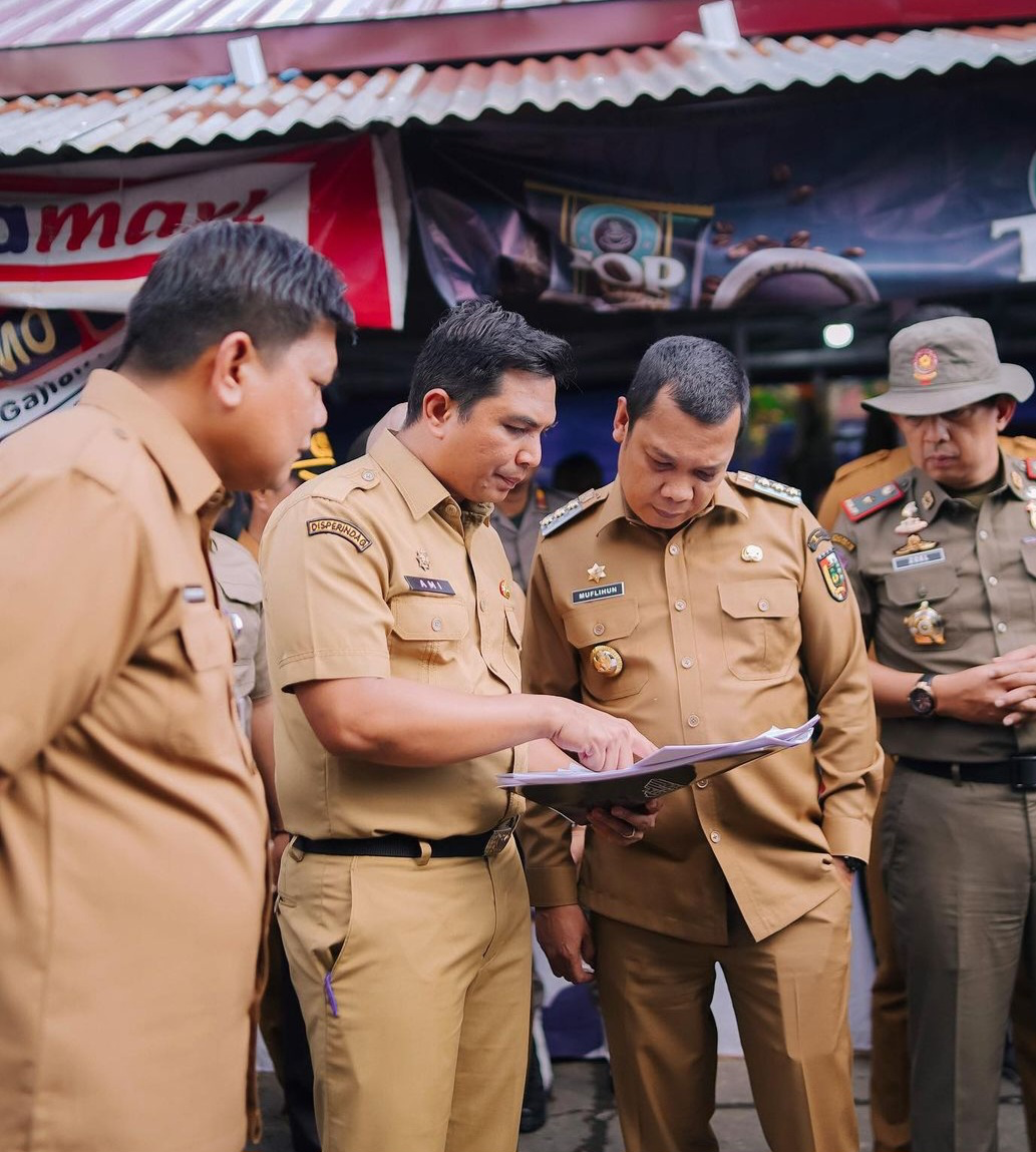 Pj Wali Kota Pekanbaru Tinjau Progres Revitalisasi Pasar Palapa dan Pastikan Ketersediaan Bahan Pokok