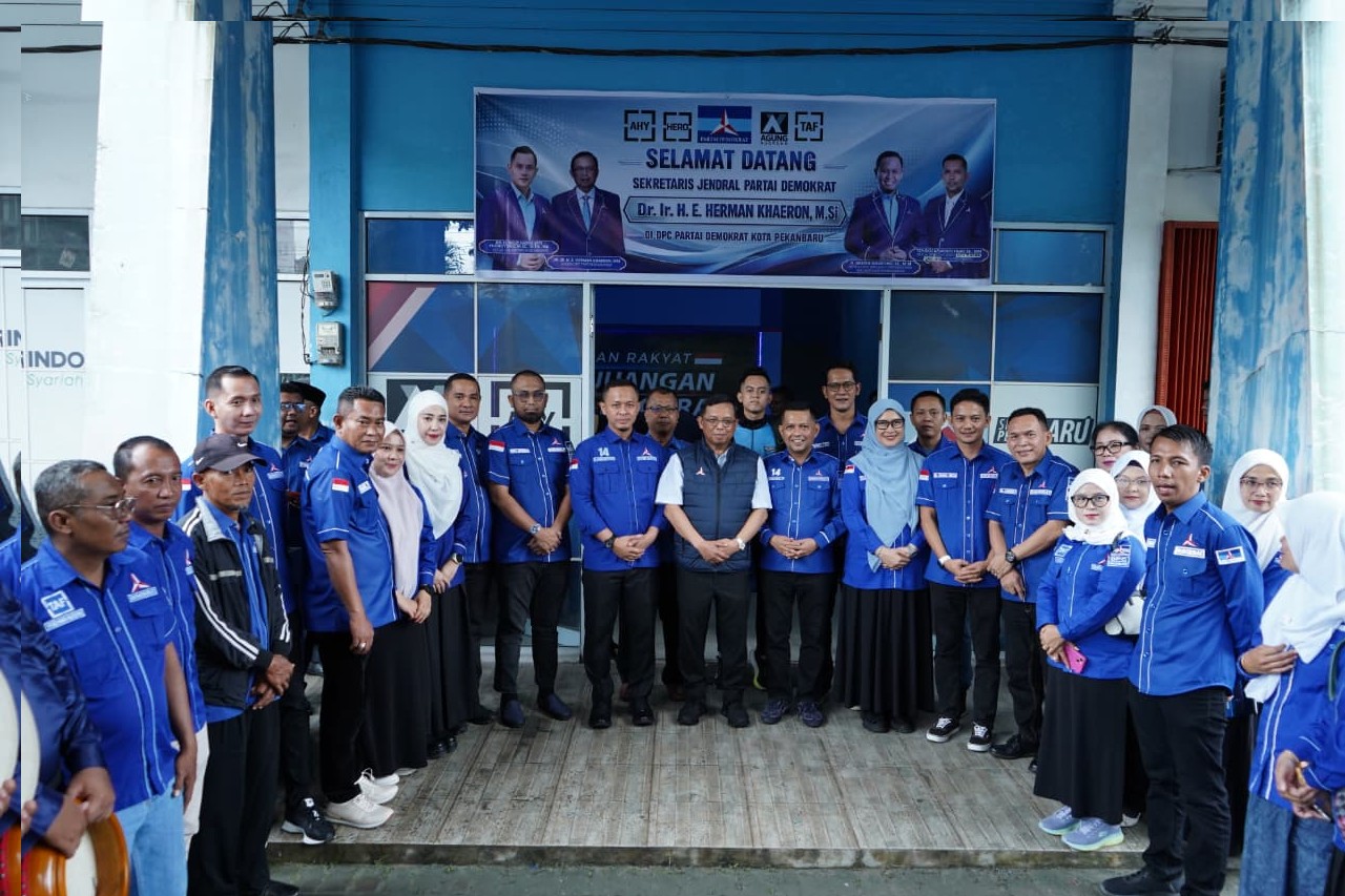 Bantu Operasional, DPP Demokrat Berikan Laptop untuk DPC Pekanbaru