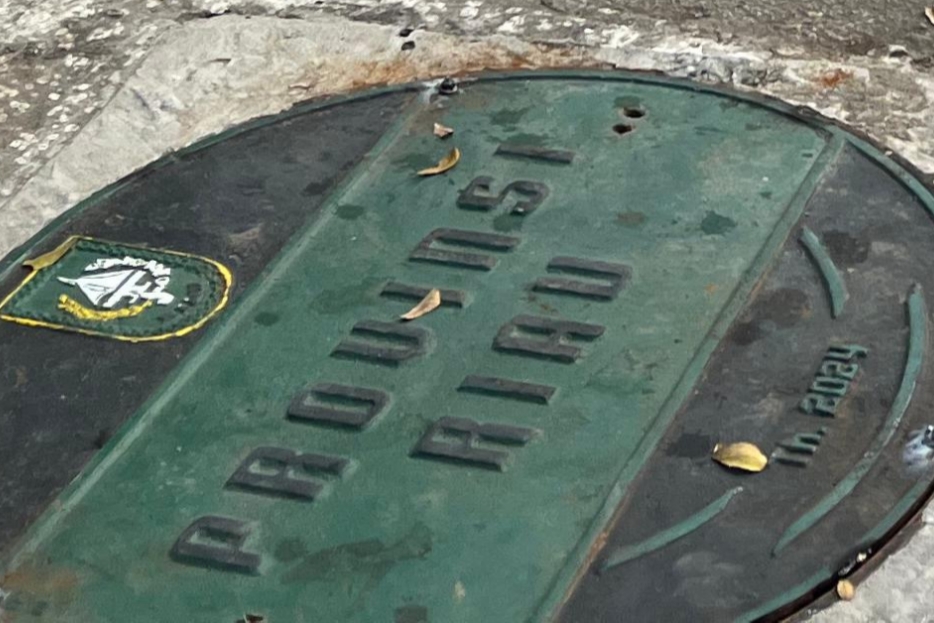 Cegah Pencurian, PUPR Riau Las Permanen Besi Tutup Drainase di Depan Gedung RCH