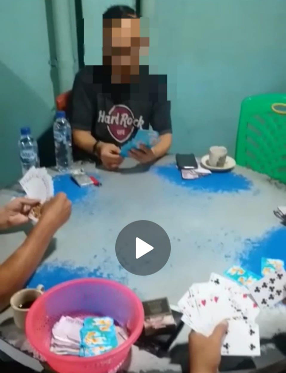 Di duga Mirip Pj Bupati Kampar Vidio Lagi Bermain Judi