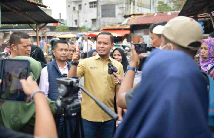 Tengku Azwendi Fajri Wakil Ketua DPRD kota Pekanbaru Turun Langsung Melihat Kondisi Pedagang Pasar Cik Puan Pasca Terbakar