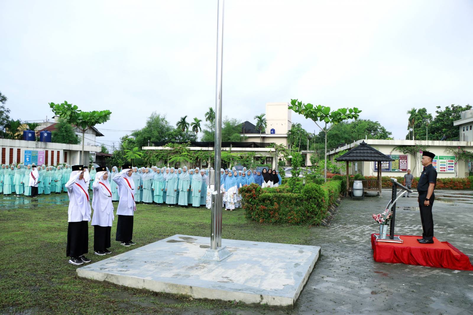 Plt Camat Tambang Irwan AR, S.Pi Jadi Pembina Upacara Bendera Peringatan Hardiknas di Pondok Pesantren Al-Faruqi, Desa Tarai Bangun