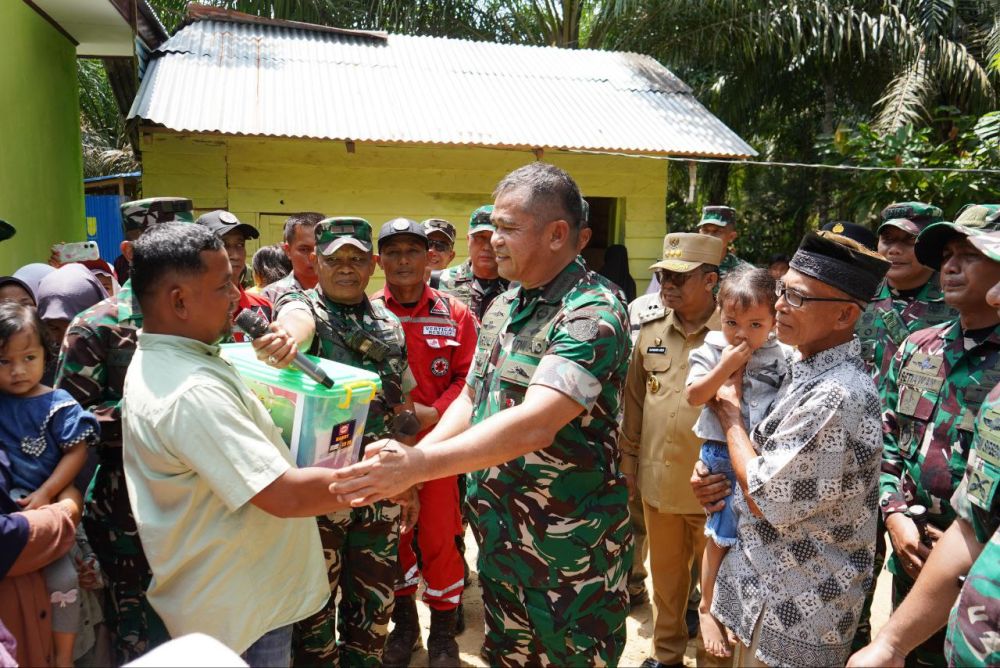 Warga Kampar Beri Apresiasi Program TNI Membangun Desa