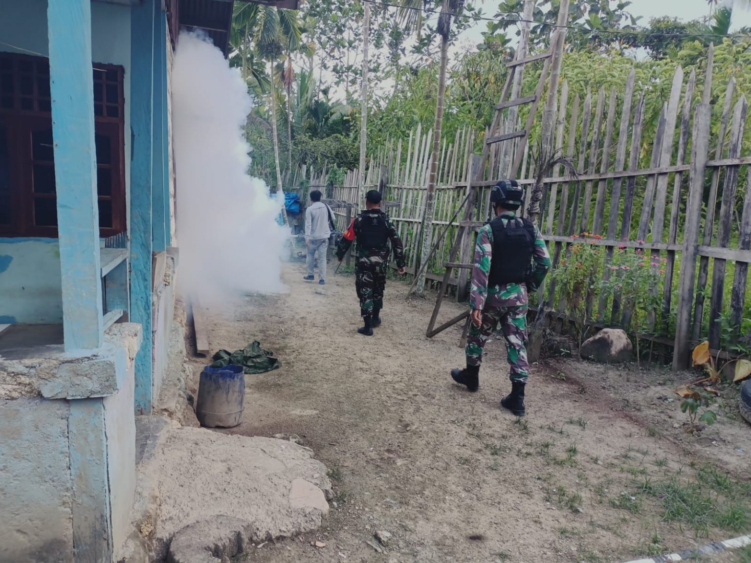 Cegah Malaria, Prajurit Bima Sakti Adakan Fogging Di Pemukiman Masyarakat.