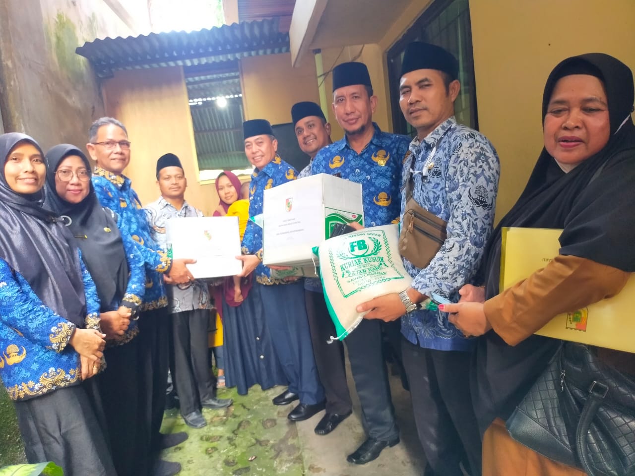 Kepala Kesbangpol Kota Pekanbaru Sebagai Bapak Asuh Salurkan Tambahan Pangan Bagi Anak Stunting