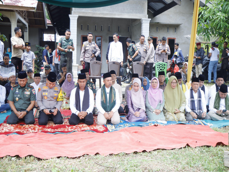 Laksnakan Ziarah Kubur ke Kampar, Gubernur Riau dan Bupati Kampar Makan Bajambau Basamo di Nosa Banjau Kampuong Godang