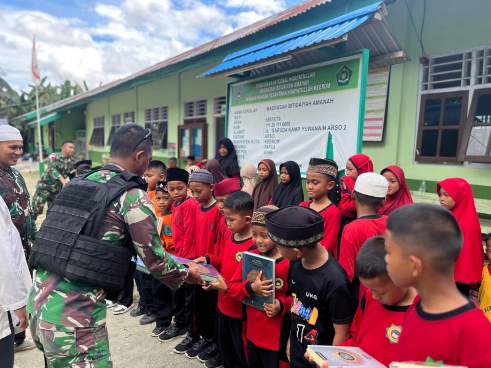 Sambut Bulan Ramadhan  Satgas Yonif 132/BS Sambangi Serta Bagikan Al-Quran Kepada Santri Pesantren Di Perbatasan Papua.