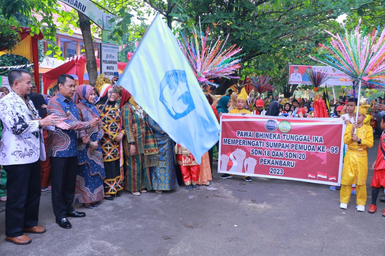 Pj Wali Kota Pekanbaru Lepas Pawai Sumpah Pemuda Murid SDN 18 dan SDN 20