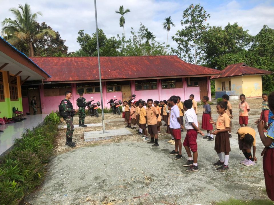 Satgas Yonif 132/BS TNI Mengajar Anak Sekolah di Perbatasan Papua