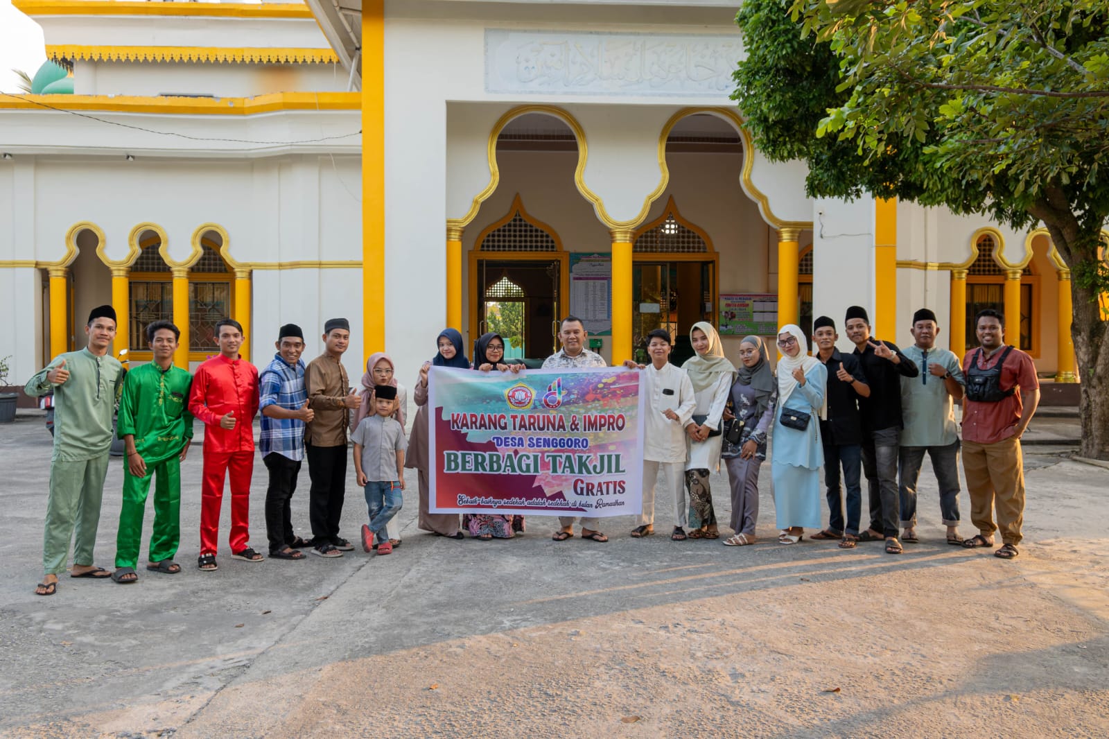 Berkah Ramadhan, Karang Taruna Dan Impro Desa Senggoro Bagikan Takjil