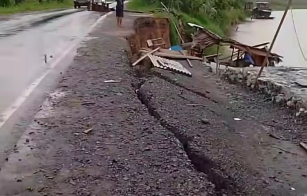 Jalan Lintas Rengat-Tembilahan Terancam Longsor, Dinas PUPR Riau Siapkan Tiang Pancang dan Geobag