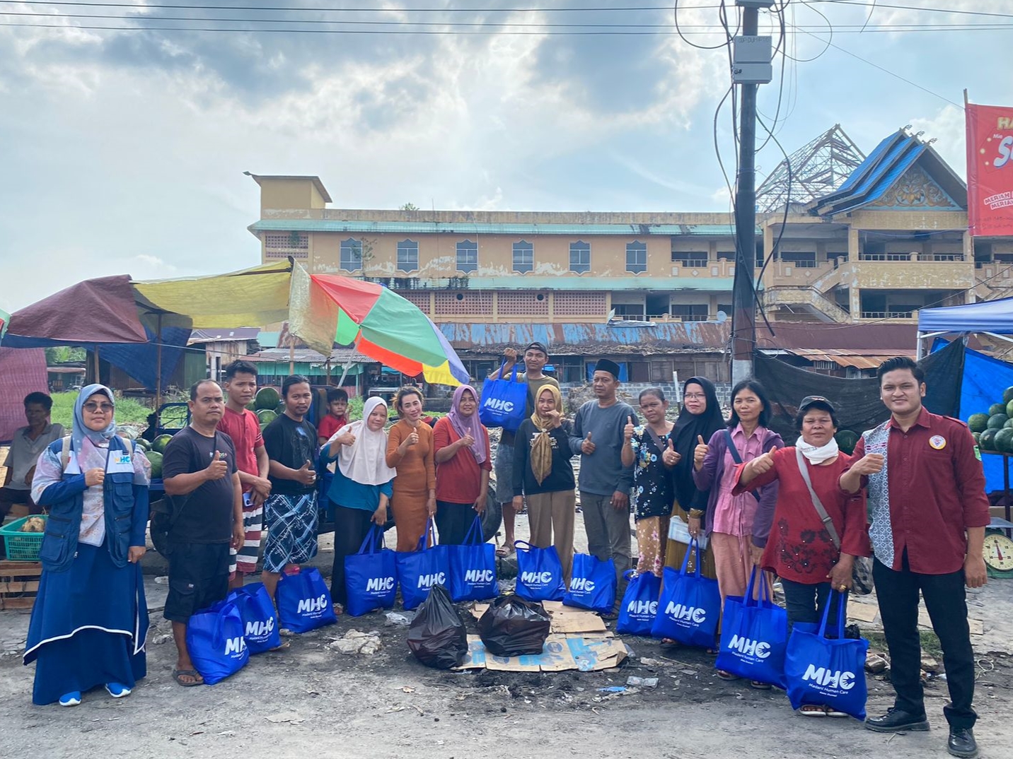 Ikatan Mahasiswa Kota Dumai Pekanbaru (IMKD-P) Menyalurkan hasil  aksi galang dana untuk korban kebakaran pasar Pulau Payung Kota Dumai