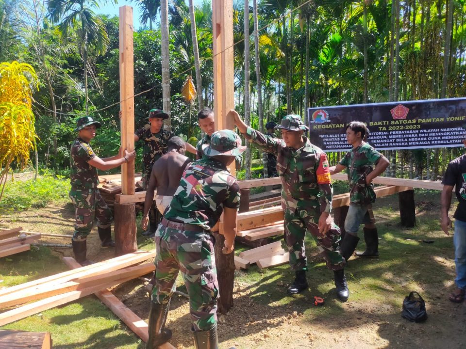 Gotong Royong Satgas Yonif 132/BS dan Masyarakat Untuk Merenovasi Rumah Di Perbatasan RI.