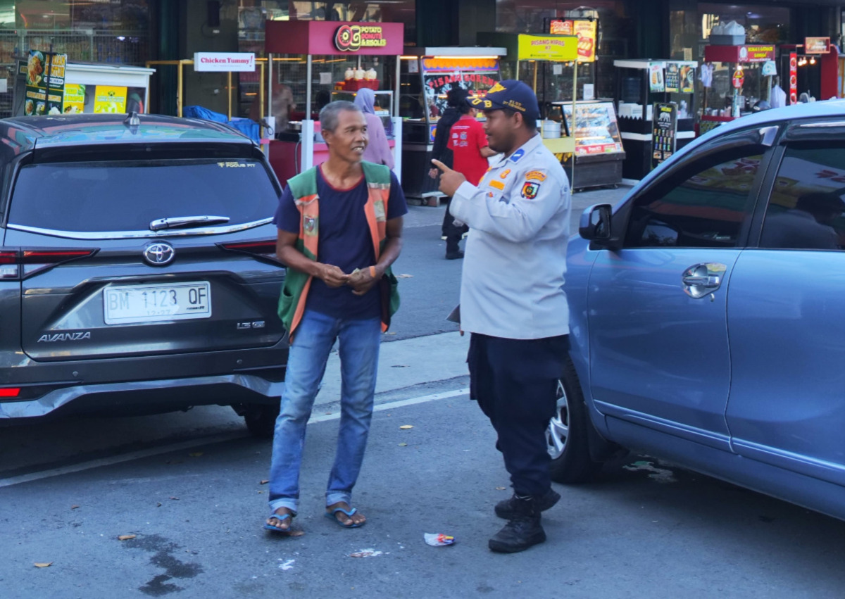 Dishub Pekanbaru Ingatkan Jukir Jangan Biarkan Kendaraan Parkir Berlapis