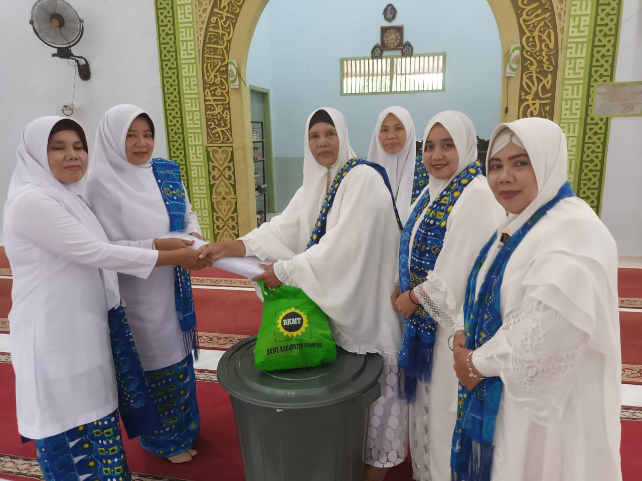 Pada Momentum Tablik Akbar, BKMT Kampar Serahkan Alat Penyelenggaraan Jenazah dan Sembako di Kecamatan Tambang