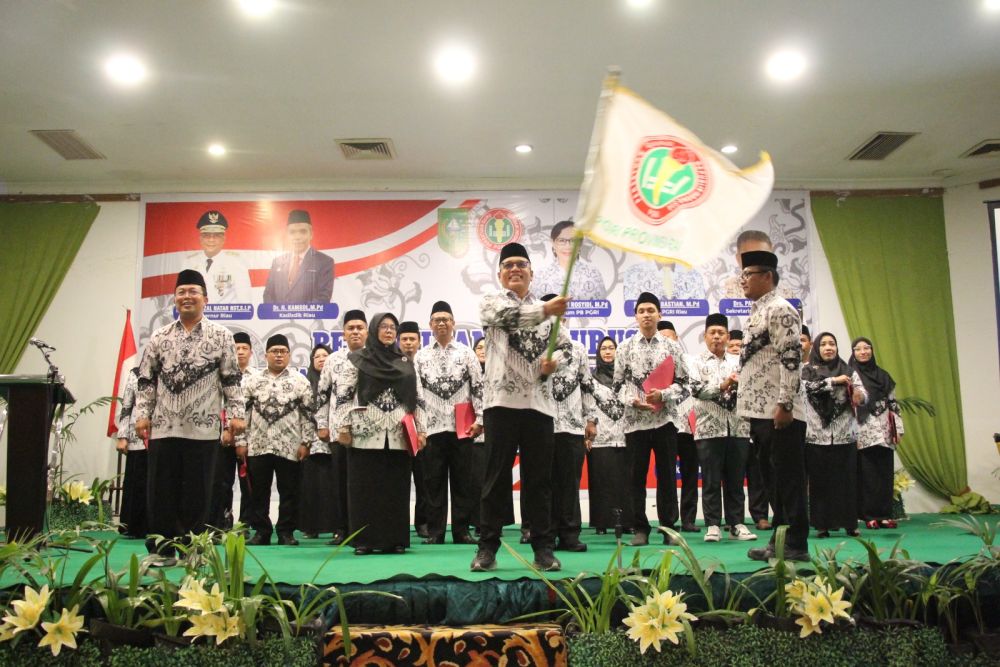 Dr Adolf Bastian Pimpin PGRI Riau, Ini Susunan Pengurusnya