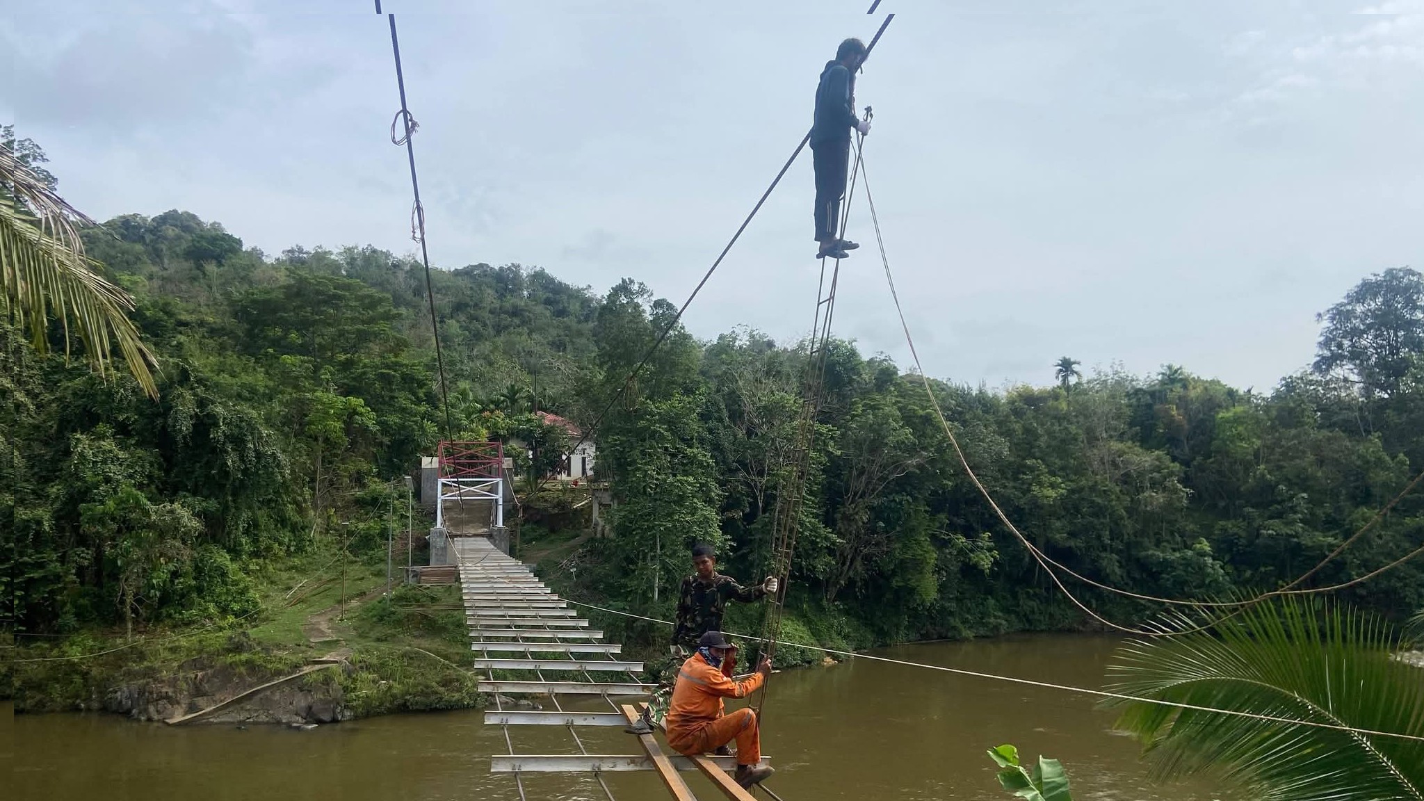 Jembatan Gajah Bertalut: Simbol Kepedulian Kodim 0313/KPR bagi Masyarakat