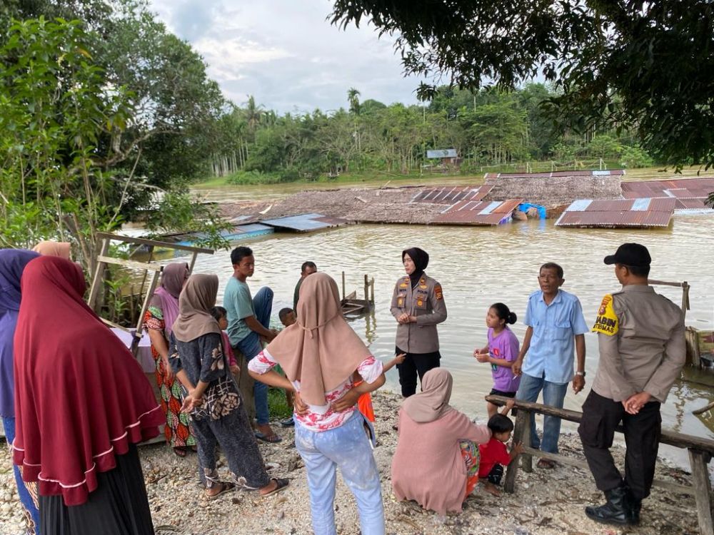 Sambil Sosialisasi Pemilu, Kapolsek Bangkinang Barat Pantau Pintu Air PLTA