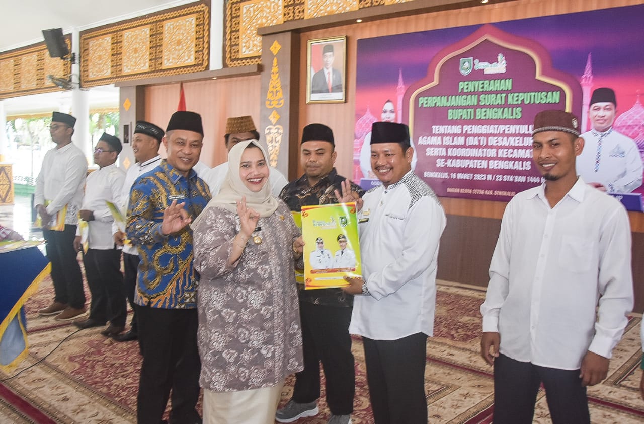 Bupati Kasmarni Serahkan Perpanjangan Keputusan Para Da'i Desa/Kelurahan dan Koordinator Kecamatan