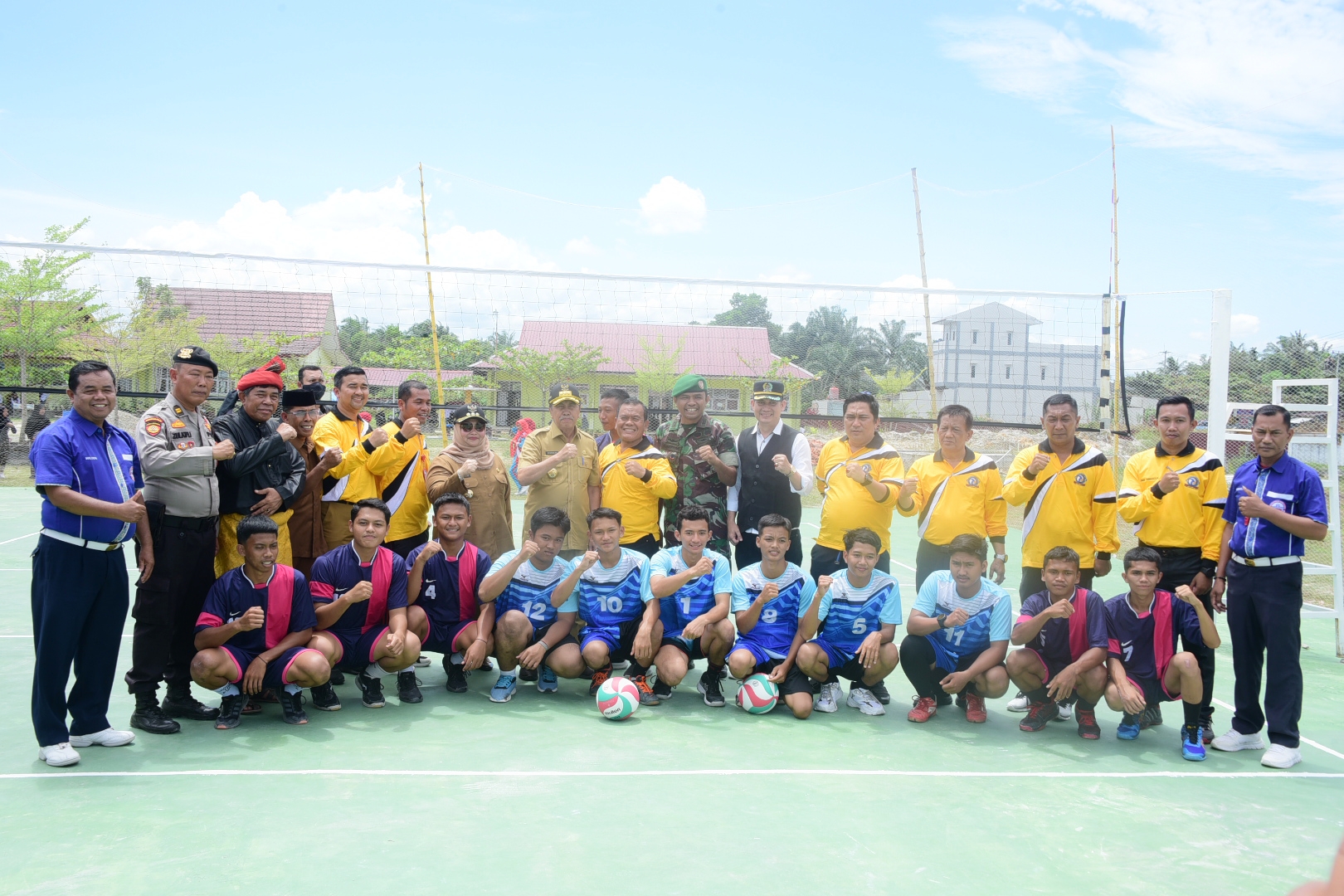 Bupati Kasmarni Dampingi Gubernur Riau Buka Turnamen Bola Voli SMANSIX Gubernur Riau Cup