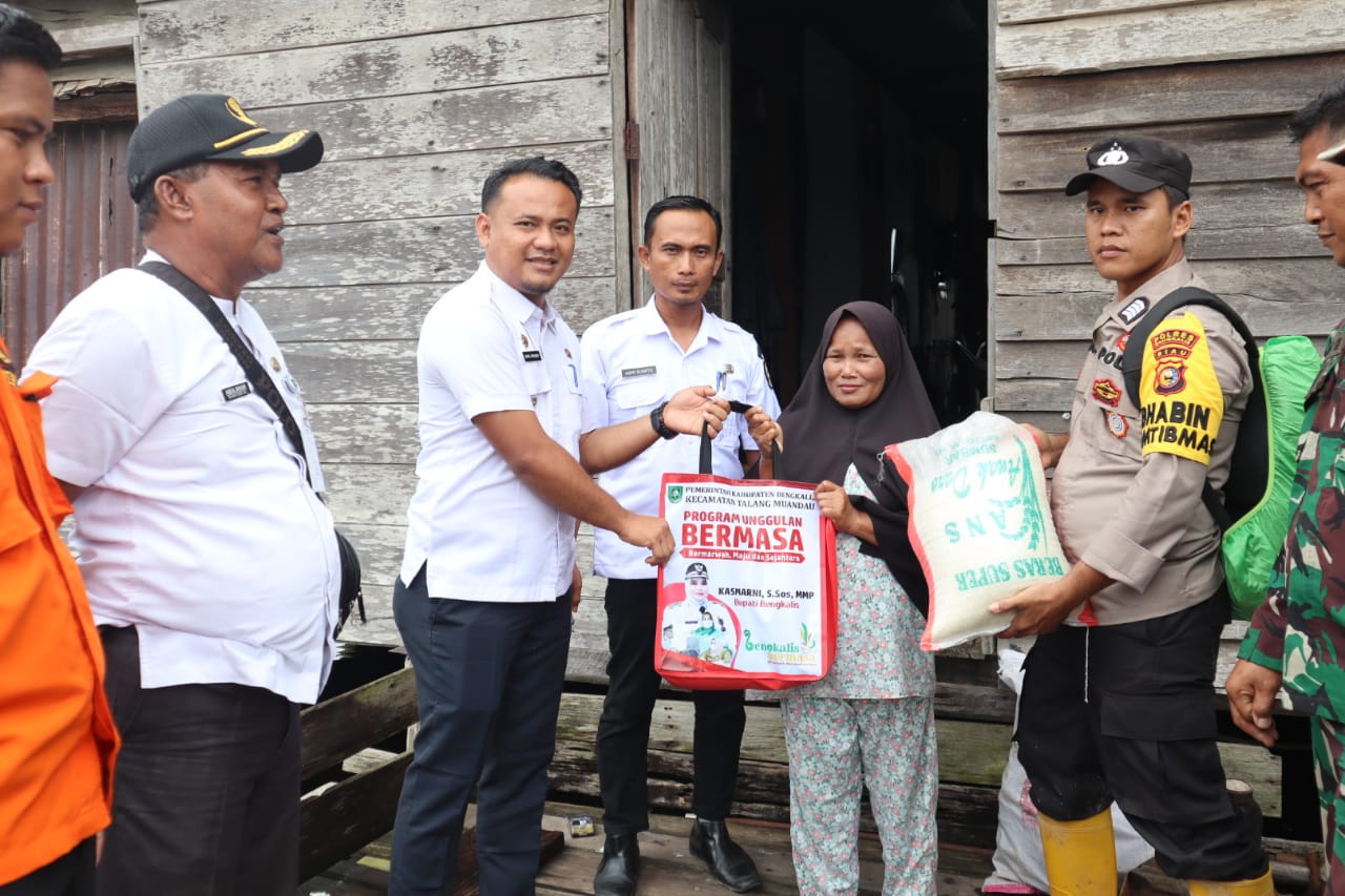 Camat Talang Muandau Salurkan Bantuan Pada Korban Banjir